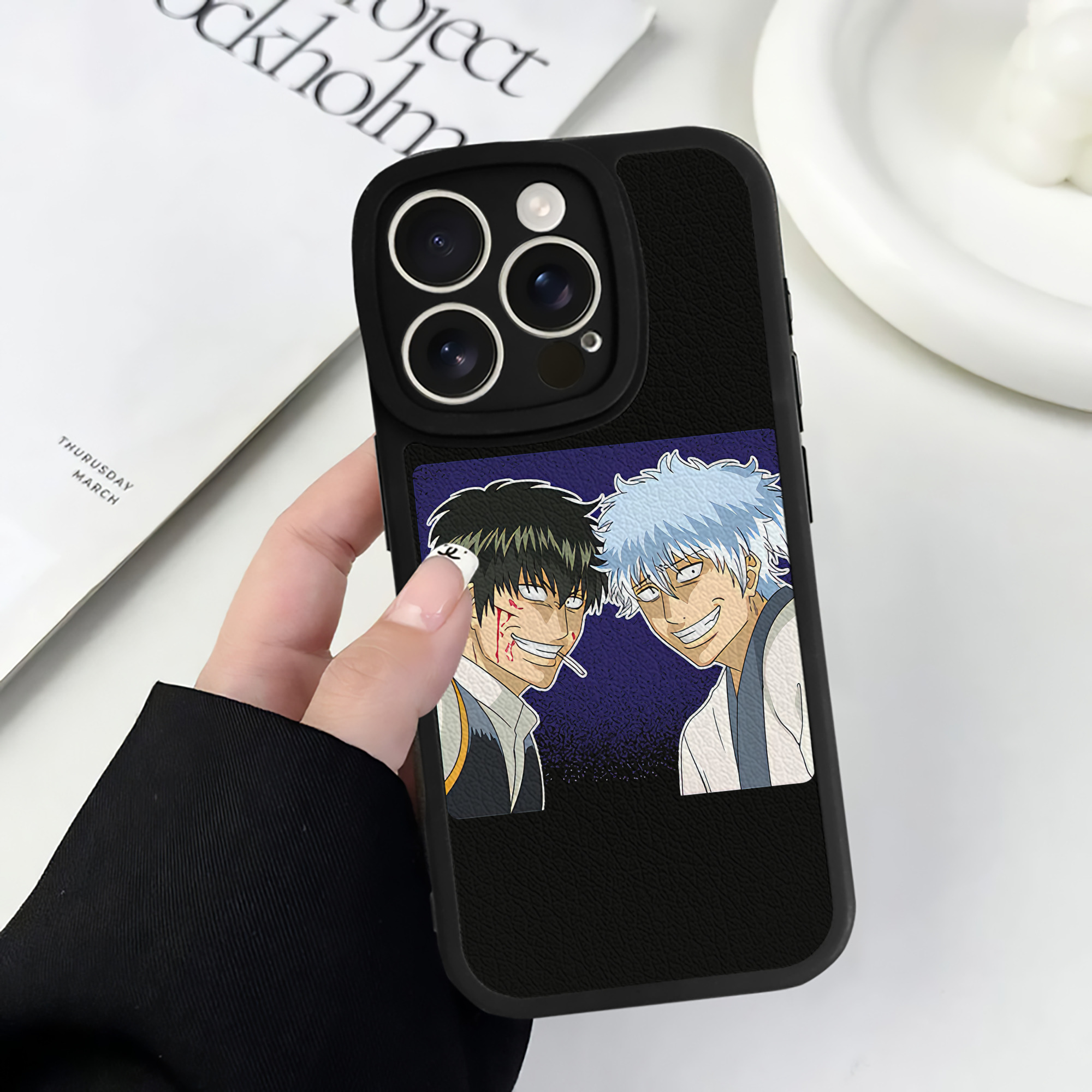 （画像用） ぎんたま 坂田銀時（さかたぎんとき） 神楽 志村新八（しむら しんぱち） GINTAMA Sakata Gintoki Kagura Shimura Shinpachi 【iPhone 16シリーズ対応】シリコンスマホケース（レザー調） 材質：シリコン